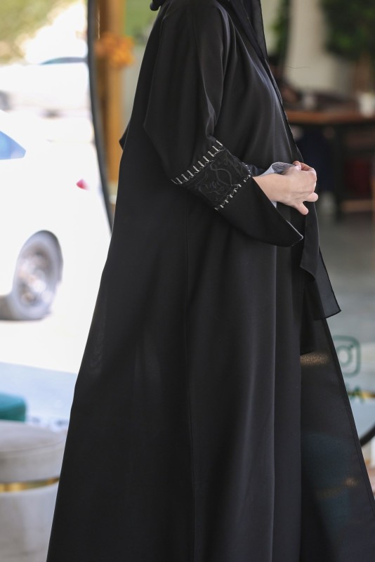 عباية انيقة بأكمام تفتة